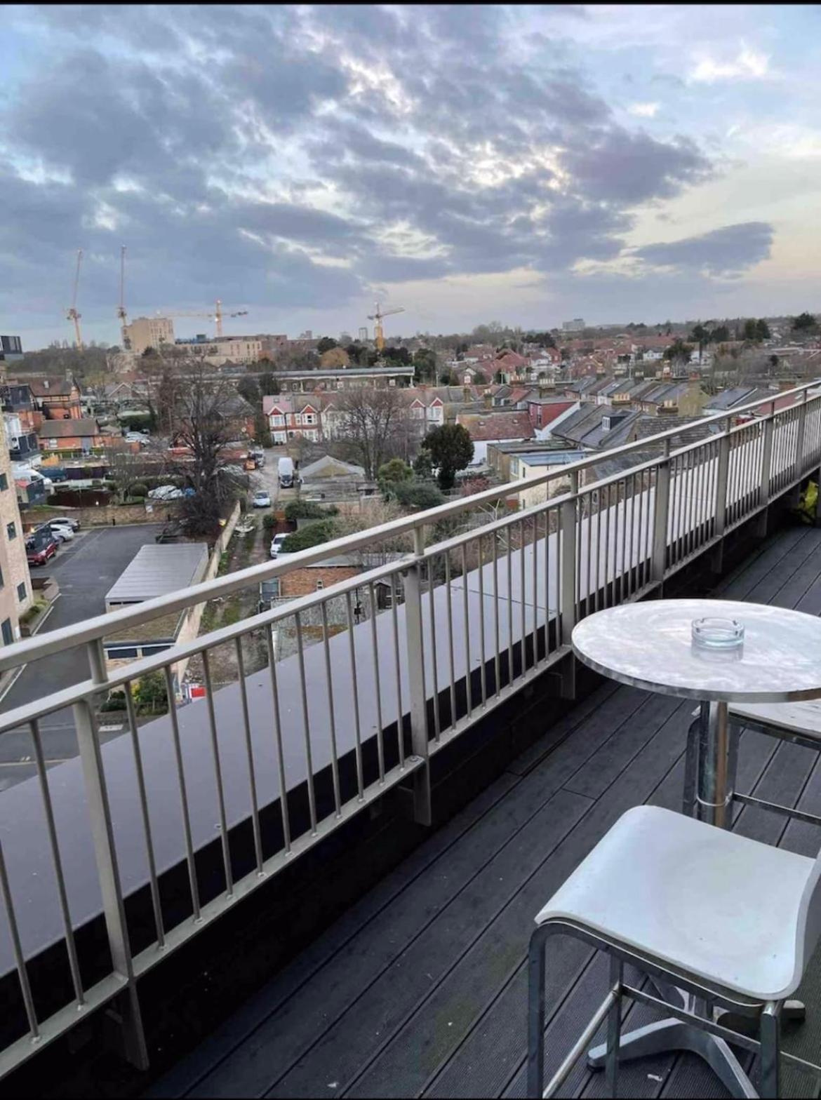 Luxury Top Floor Penthouse Apartment Near Heathrow Лондон Екстер'єр фото